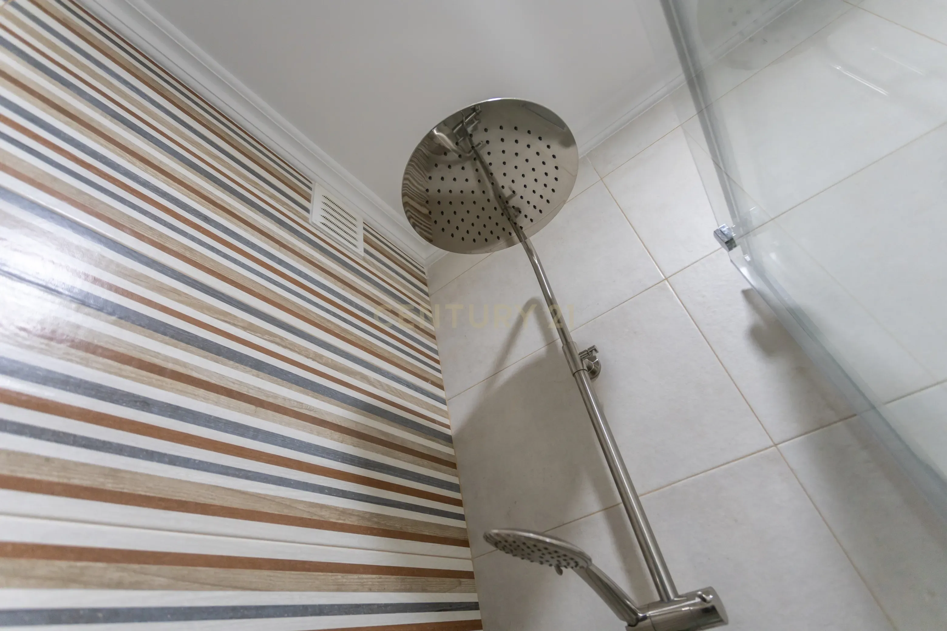 Fantástico T3 totalmente remodelado à venda em Corroios - Miratejo - Image 18