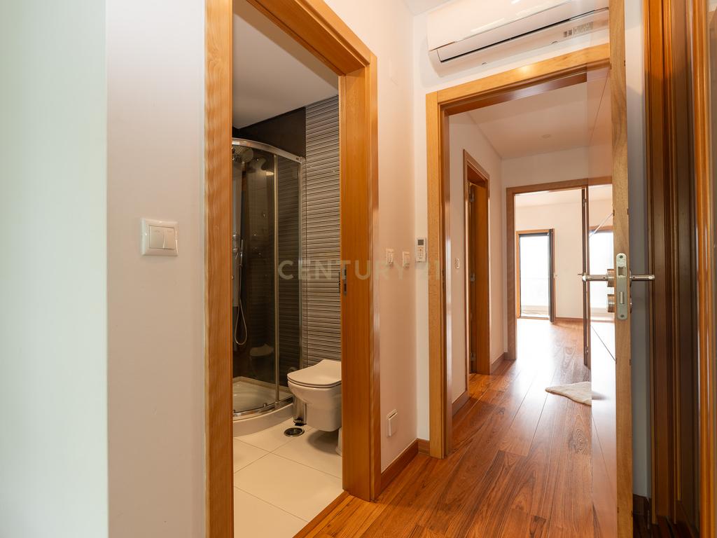 Apartamento de tipologia T3, com 2 varandas, 2 WC e box para 4 viaturas, situado no Jardim da Amoreira - Ramada em Odivelas. - Image 30
