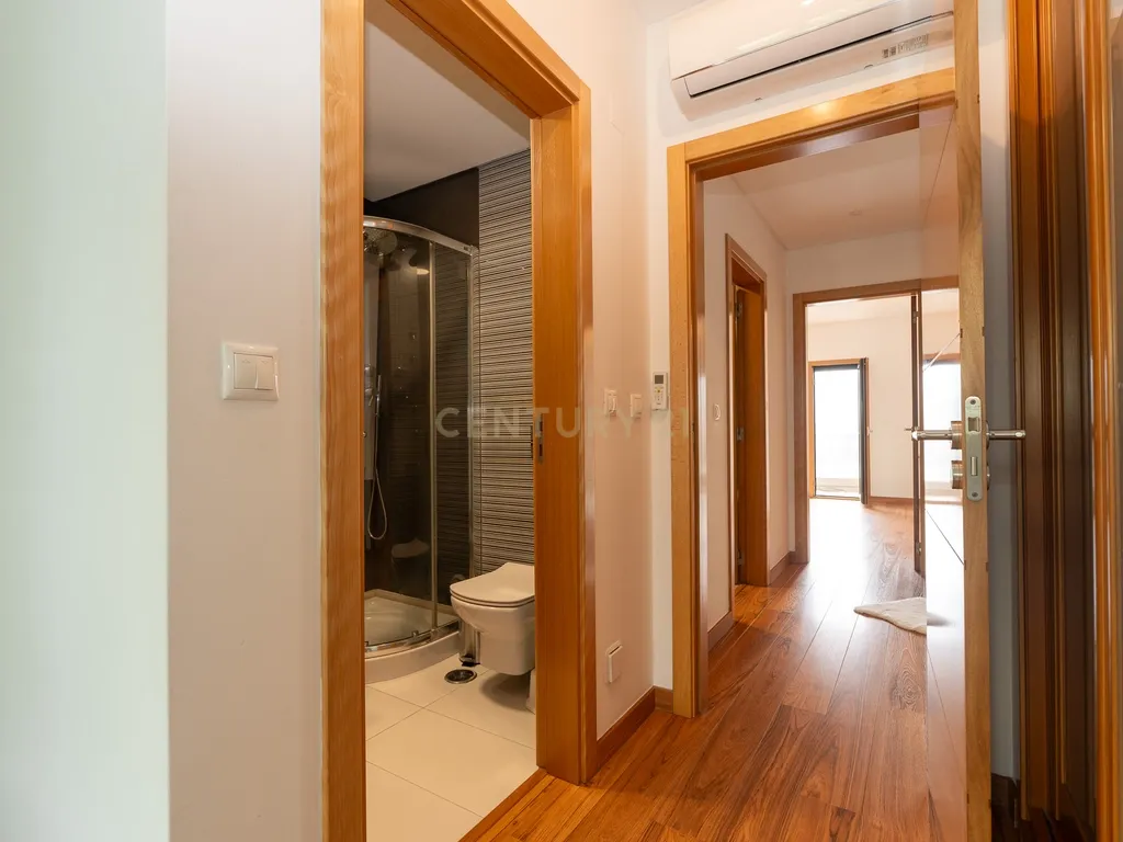 Apartamento de tipologia T3, com 2 varandas, 2 WC e box para 4 viaturas, situado no Jardim da Amoreira - Ramada em Odivelas. - Image 30