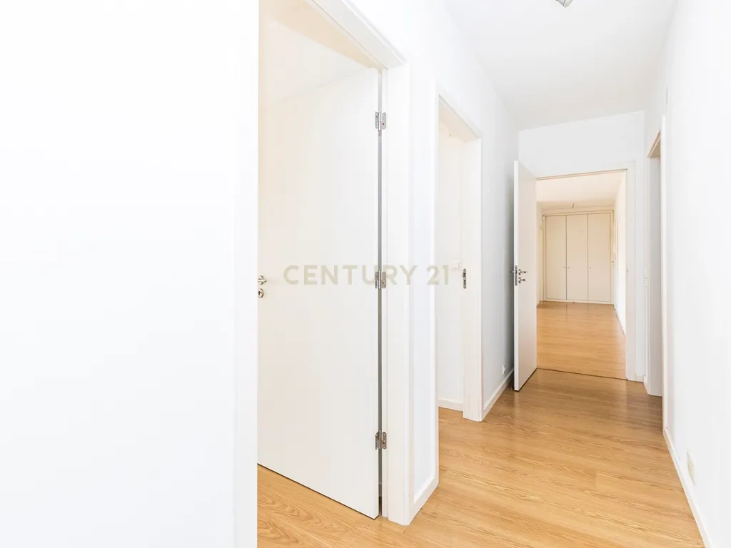 LUMINOSO APARTAMENTO T3 - Condomínio EPUL Entrecampos, com área bruta - Image 11