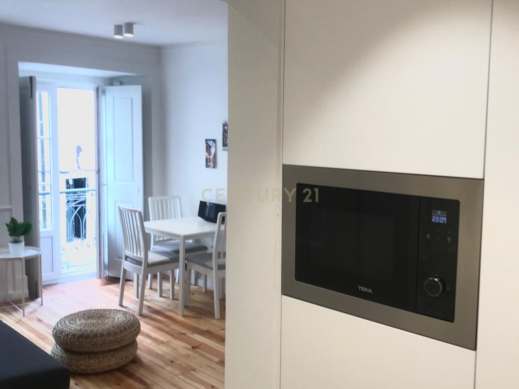 T1 remodelado com varanda no coração de Alfama - Image 8