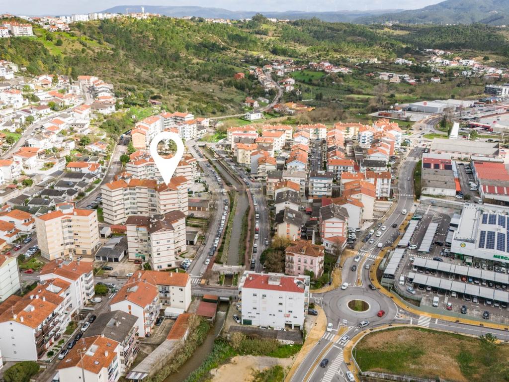 Arrendamento T3 com Garagem | Boas Áreas | Bairro de Santa Apolónia - Image 2