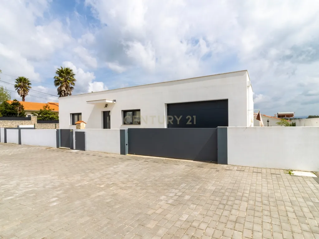 Excelente Moradia T3 Térrea SEMI-NOVA em Alcobaça com Jardim e garagem - Image 1