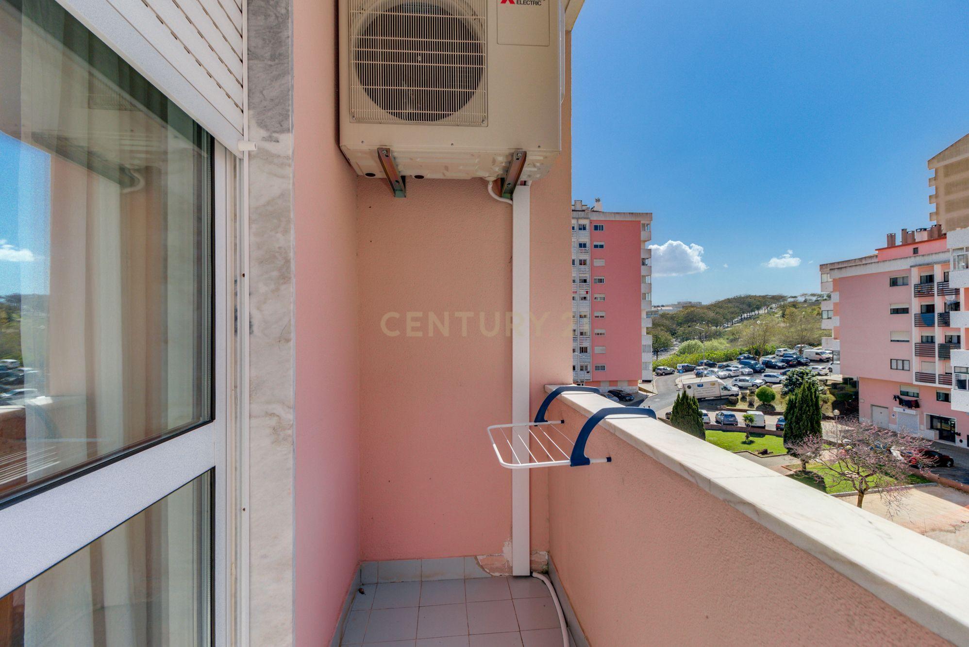 Apartamento T2 remodelado em São Marcos com Varanda e Ar Condicionado - Image 25