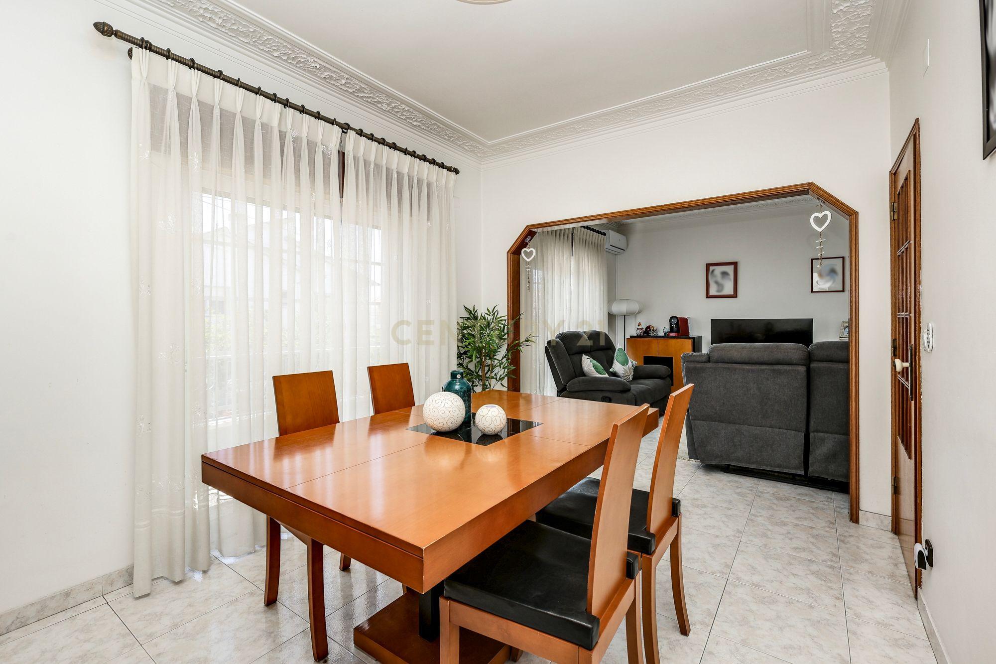Fotografia 5 de Excelente Moradia T4 em Vale de Milhaços, Seixal | Espaço, Conforto e Privacidade