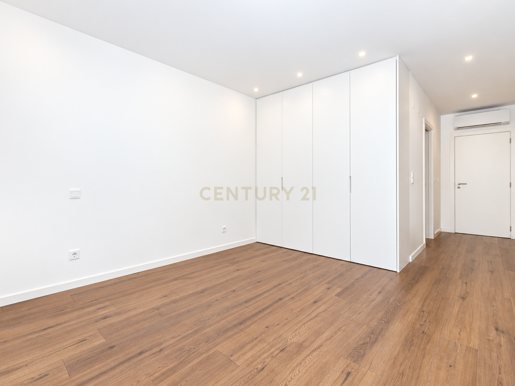 T2 Novo e Exclusivo no Neudel | Terraço de 32 m² + Espaço Extra de 44 m² - Image 13