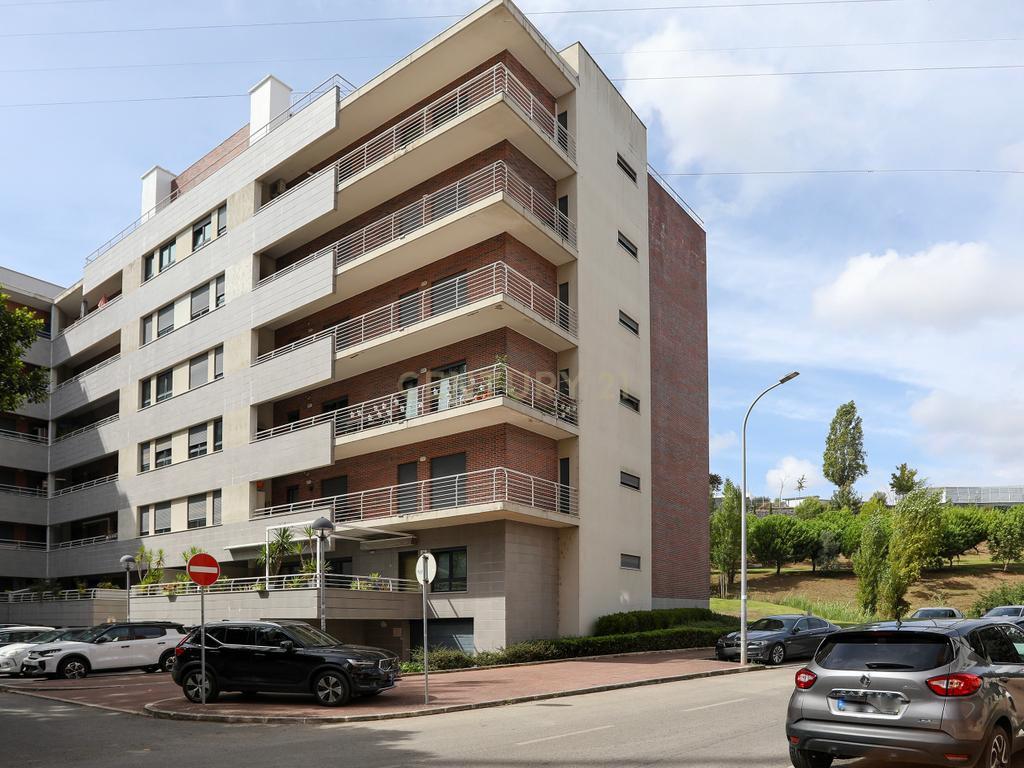 Apartamento T2 Moderno nas Colinas do Cruzeiro | 2 Lugares de Garagem e Varanda - Image 23