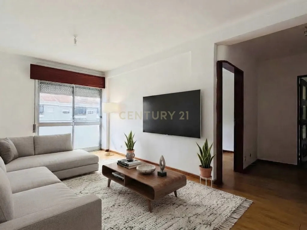 Apartamento T4 com Varanda e Arrecadação, no Centro do Pinhal Novo - Image 1