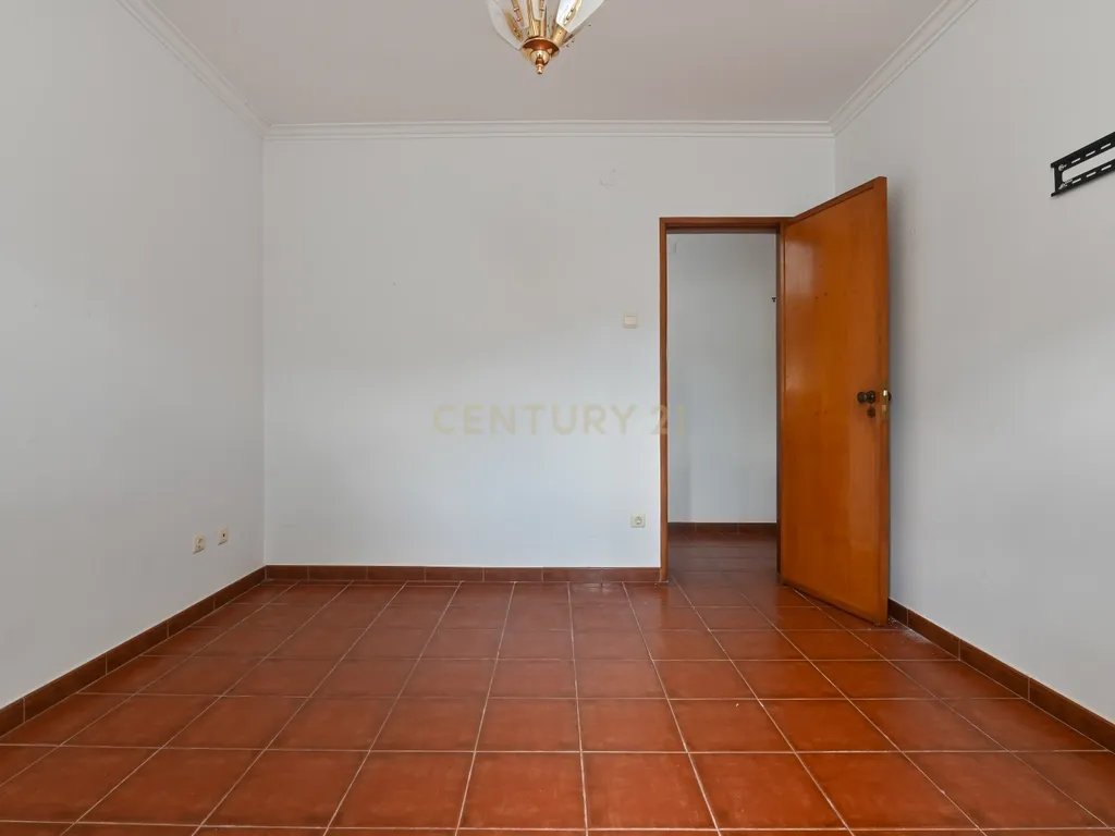 Moradia de gaveto com jardim, sotão e anexo - Porto Salvo (Oeiras) - Image 14