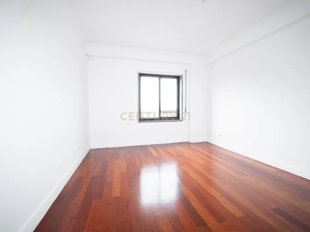 Apartamento T4 em Odivelas com Garagem e Elevador - Image 68