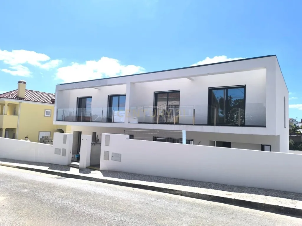 MORADIA CONTEMPORÂNEA T3+1 COM PISCINA NA CHARNECA DA CAPARICA – A 5 MINUTOS DA PRAIA! - Image 1