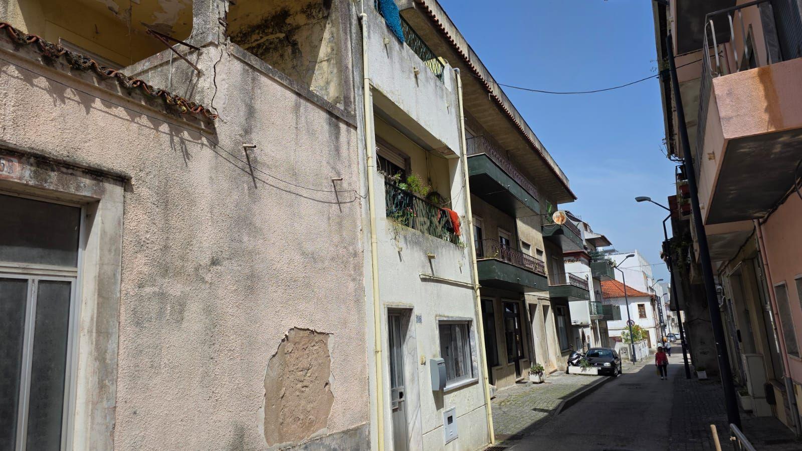 Fotografia 2 de Moradia para recuperar no centro de Pombal - Oportunidade de Investimento