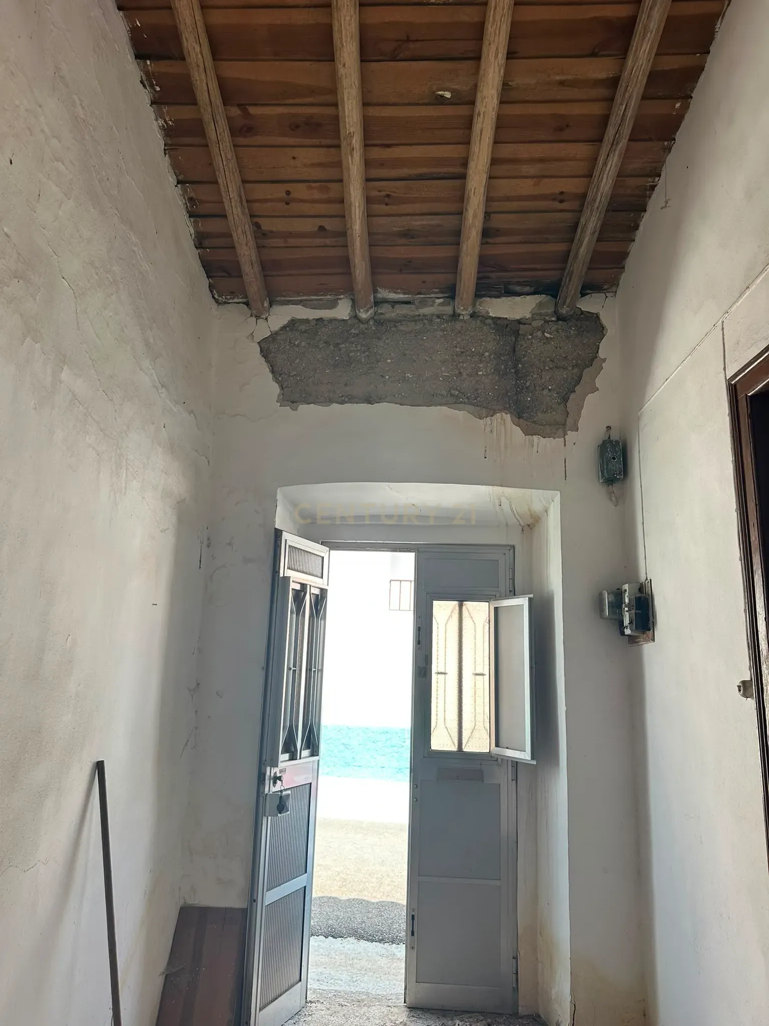 Fotografia 7 de OPORTUNIDADE DE INVESTIMENTO EM MOMBEJA - T3 COM AMPLAS ÁREAS , QUINTAL E GARAGEM