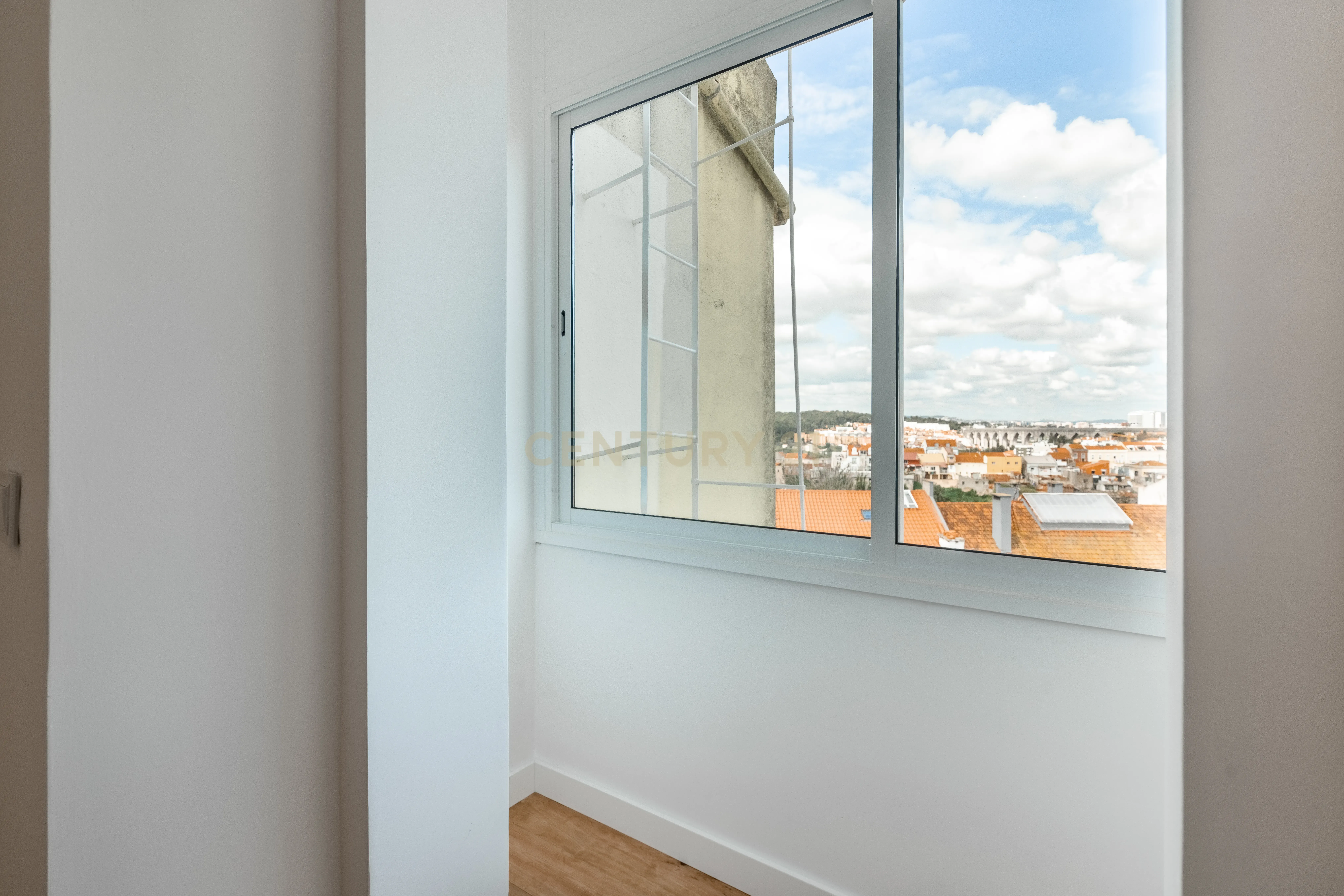 T1 Totalmente Remodelado em Campo de Ourique – Vista Deslumbrante e Charme Contemporâneo - Image 7