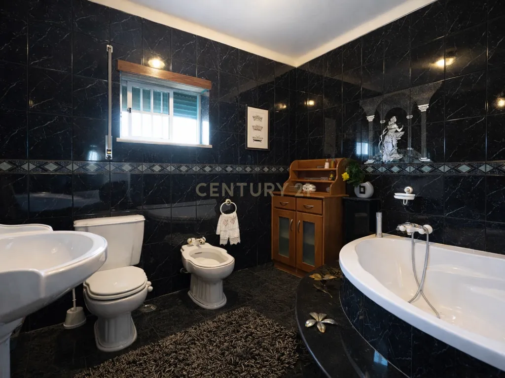 OPORTUNIDADE ÚNICA NA LOUSÃ – MORADIA COM GRANDE POTENCIAL (habitação e comércio) - Image 19