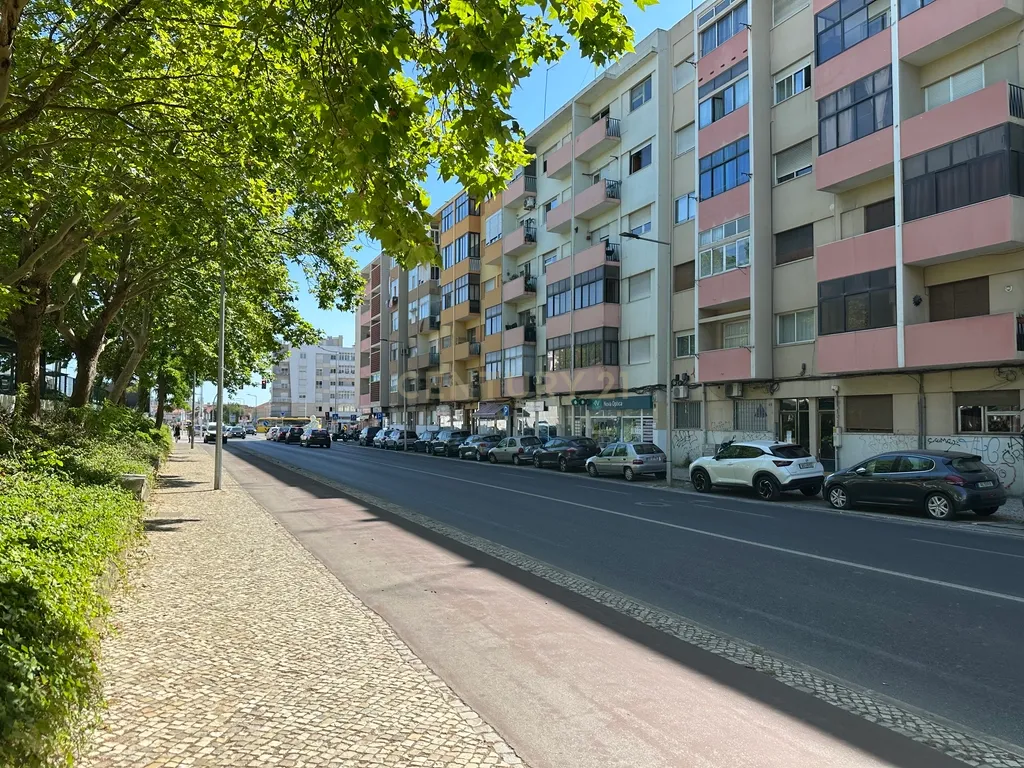 Apartamento T1 para Remodelação – Praça do Brasil, Setúbal - Image 1