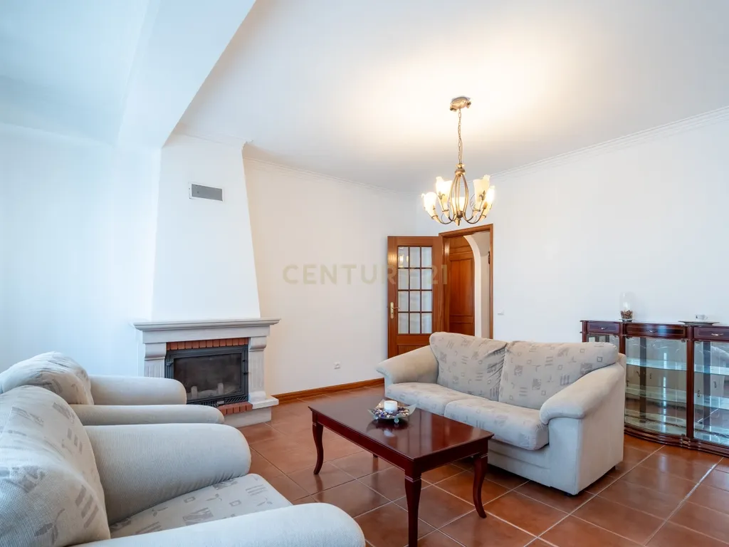 Moderno T1 em Lousã, quase novo e pronto a habitar - Image 9