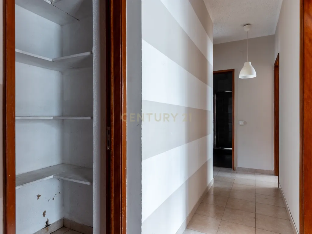 Apartamento T3 com elevador e garagem na Rua Luciano Cordeiro, em Lisboa - Image 26