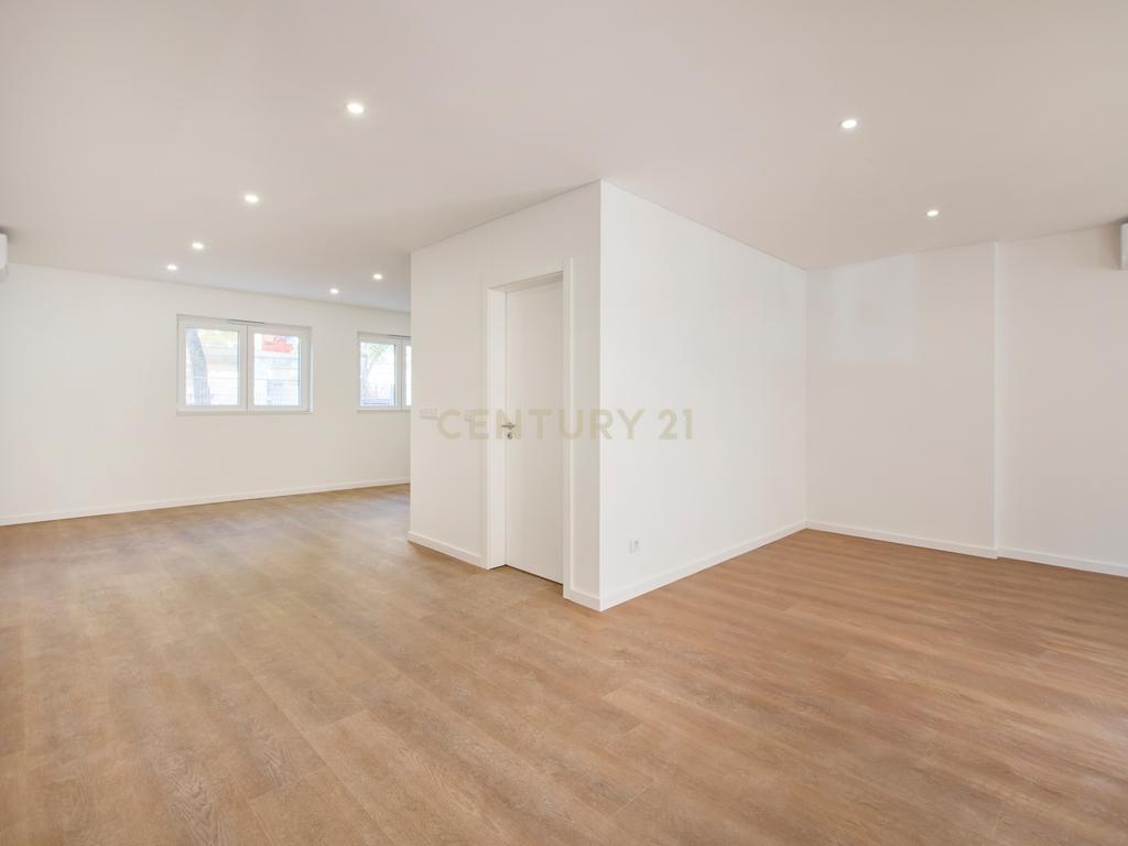 T0 totalmente reabilitado com 66 m² e potencial para T2 | Barreiro - Image 2