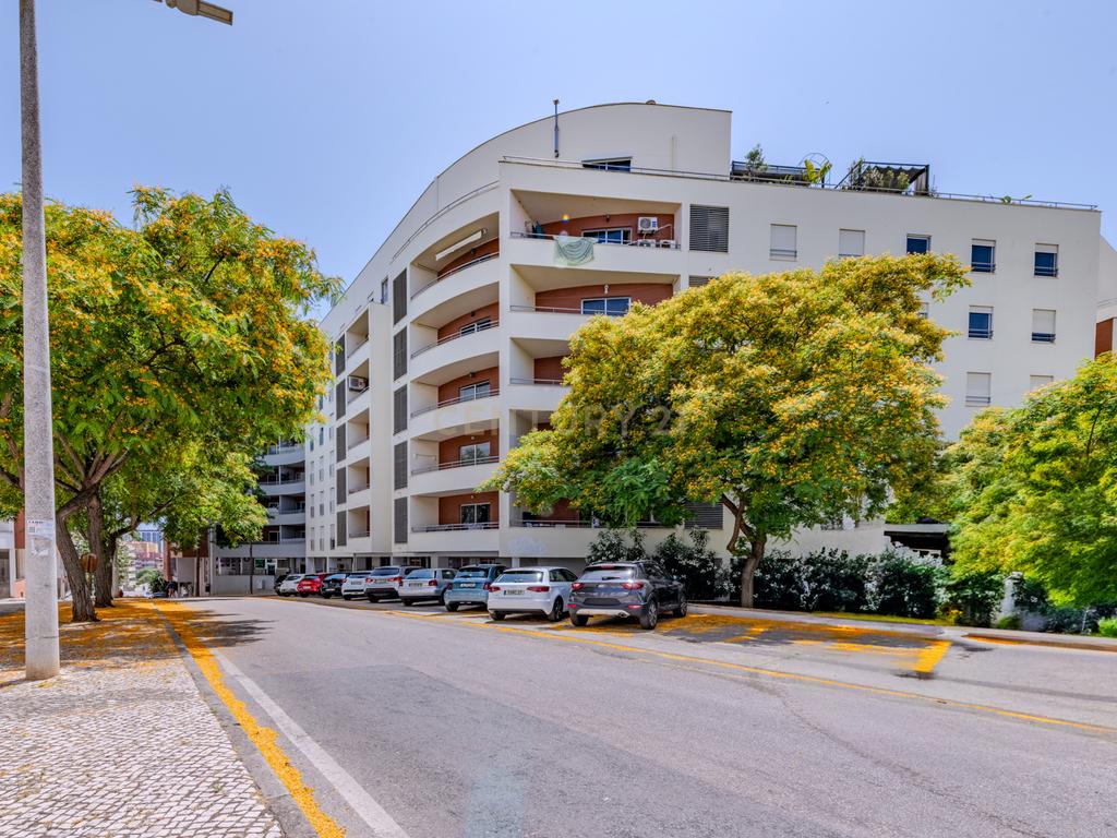 Apartamento T2 - Oportunidade Única a 5 Min da Praia da Rocha! - Image 1