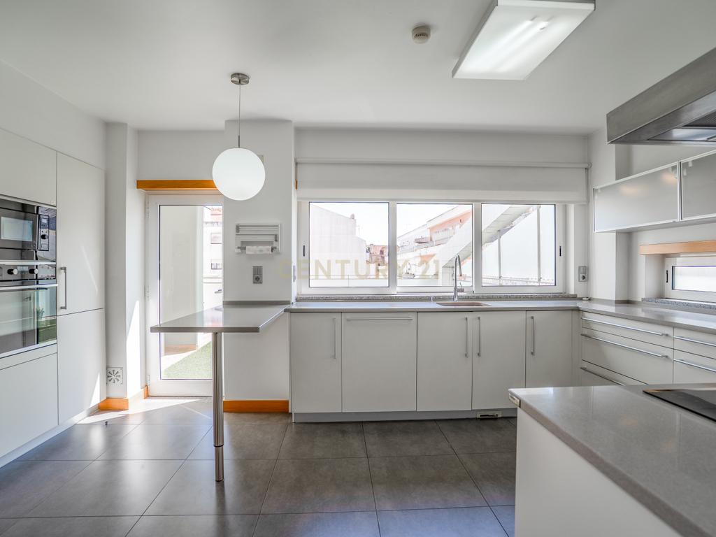 Apartamento T4 Premium com Terraço na Avenida da Independência - Image 10