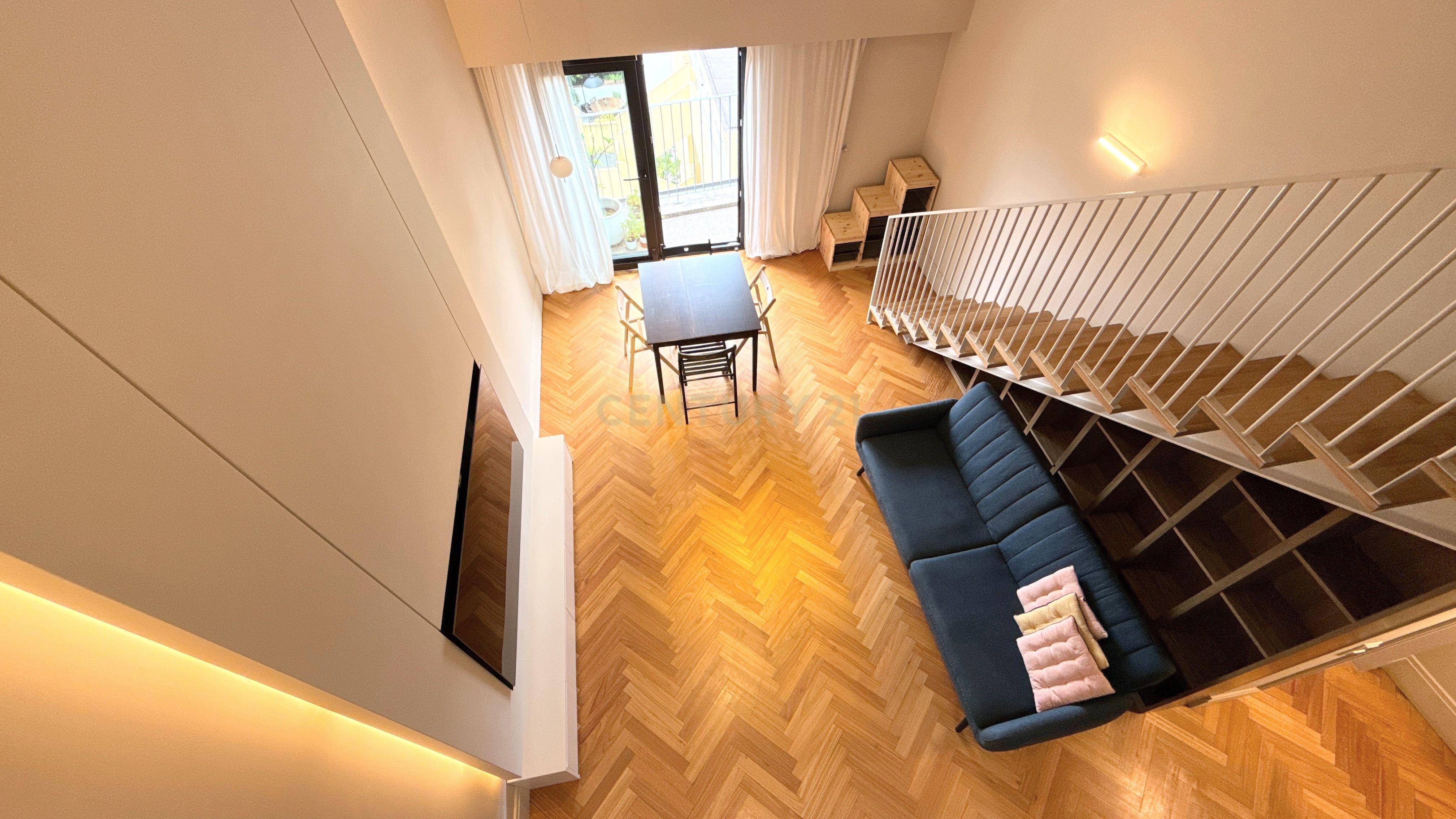 Fotografia 6 de Excelente T2 Duplex Mobilado com Vista Desafogada e Varanda | Centro do Porto | Edifício de 2022