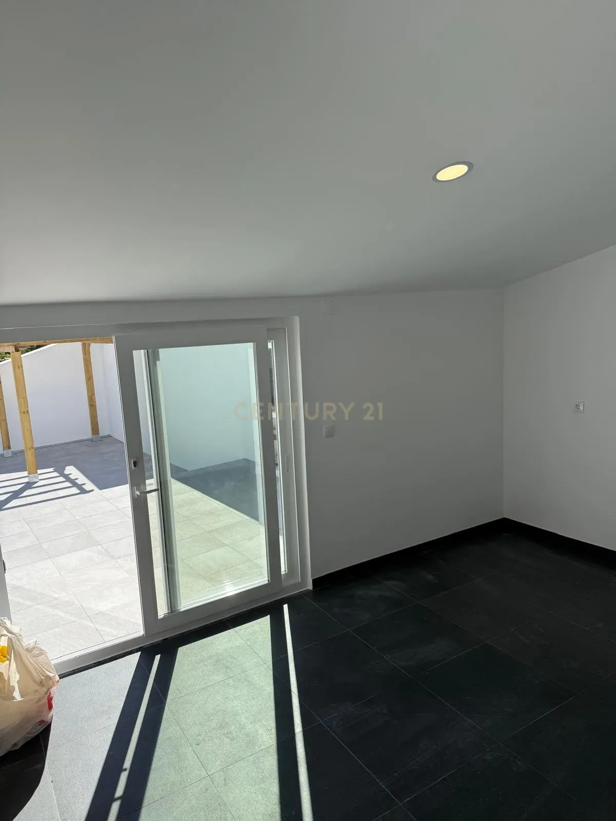 Fotografia 11 de Moradia T1+1 totalmente remodelada no Curvel com garagem e pátio exterior.