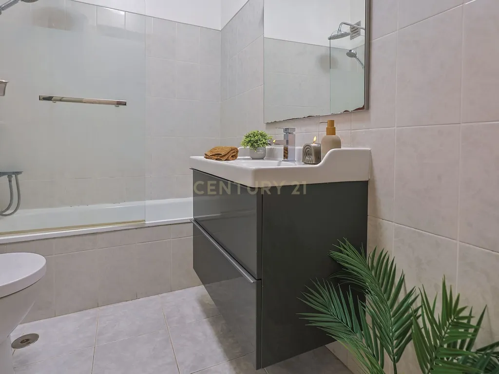 Apartamento T0 na Costa da Caparica, perto de transportes e serviços. - Image 3