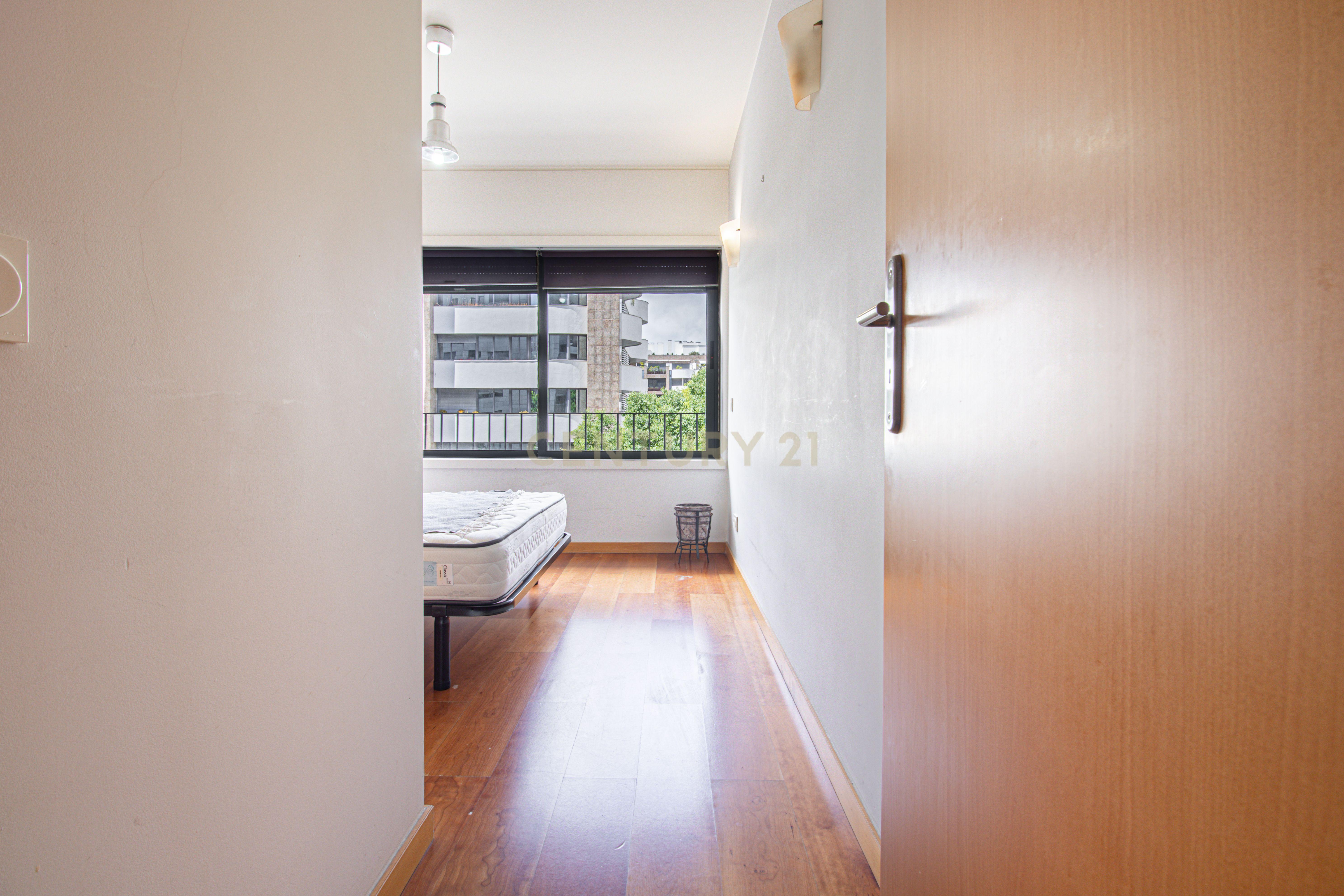 Fotografia 12 de Apartamento T1 com Garagem no Parque Nações