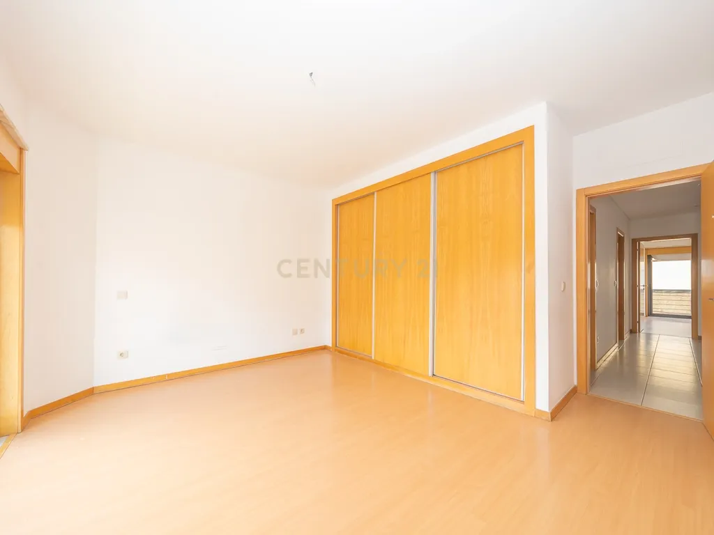 Apartamento T3 com Duas Varandas, Garagem Box e Lugar de estacionamento na Vila Serena, Pinhal Novo - Image 31