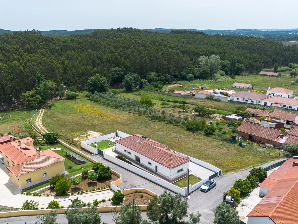 Viva Entre a Serra e Lisboa | Moradia Térrea Nova com Terreno Excecional, junto às Salinas de Rio Maior. - Image 3