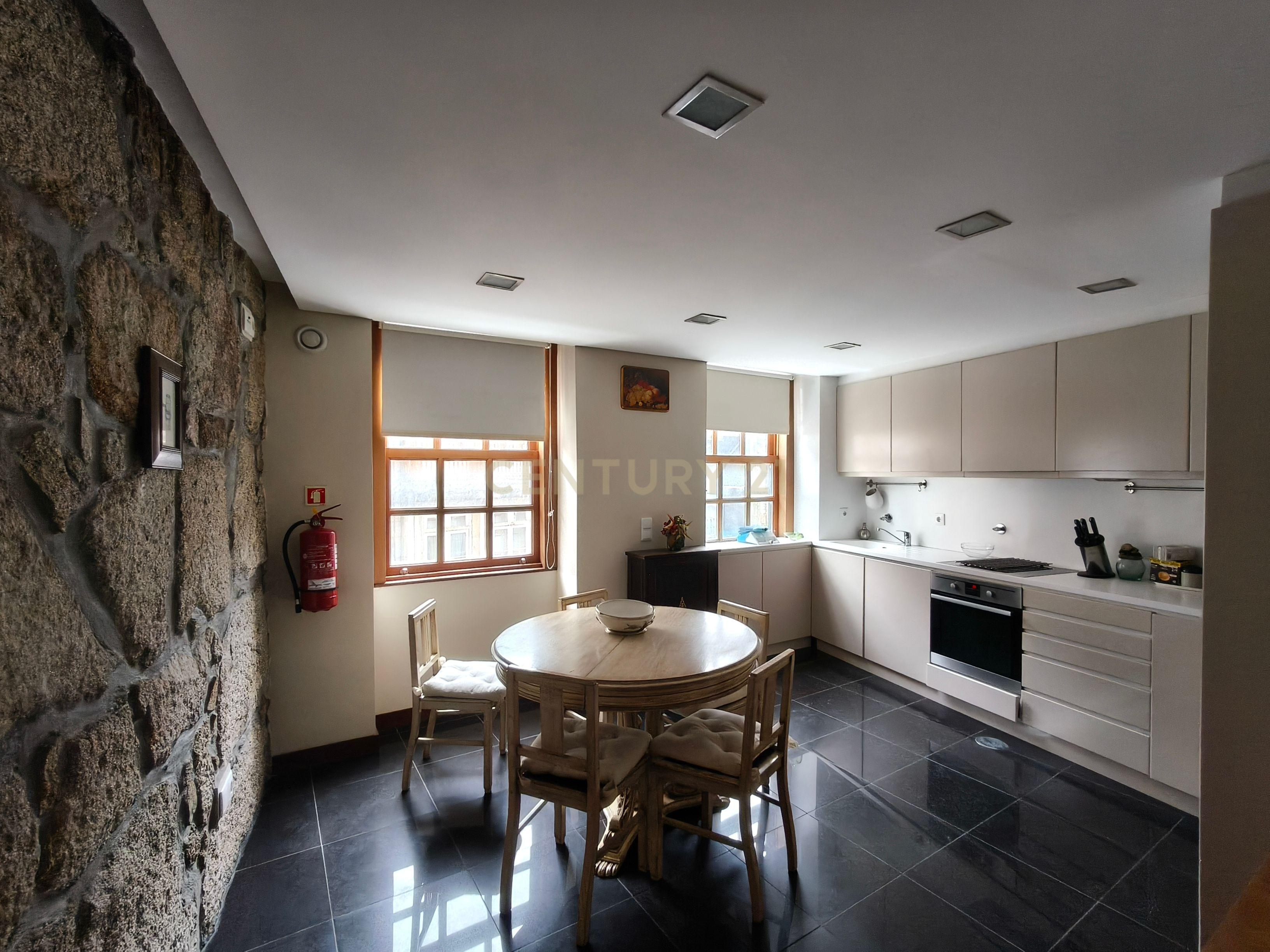 Fotografia 5 de Apartamento T2 com varandas, mobilado no centro do Porto
