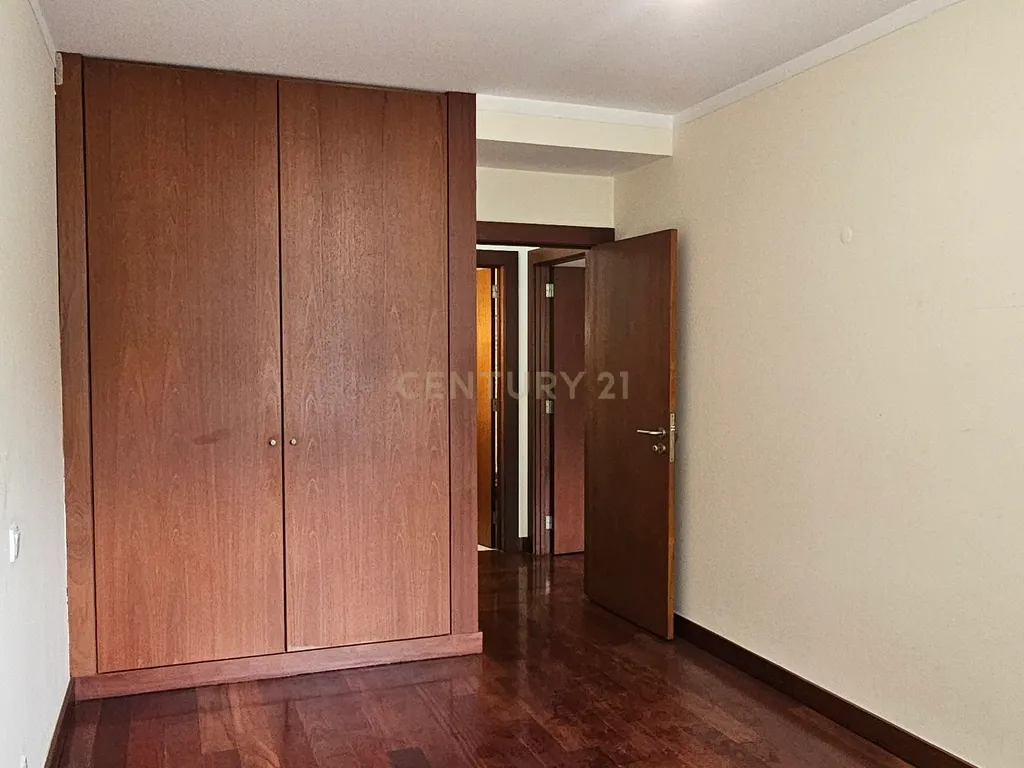 Apartamento T2 com varanda, garagem - Condomínio Fechado de referência Brandinhães, Cidade da Maia - Image 14