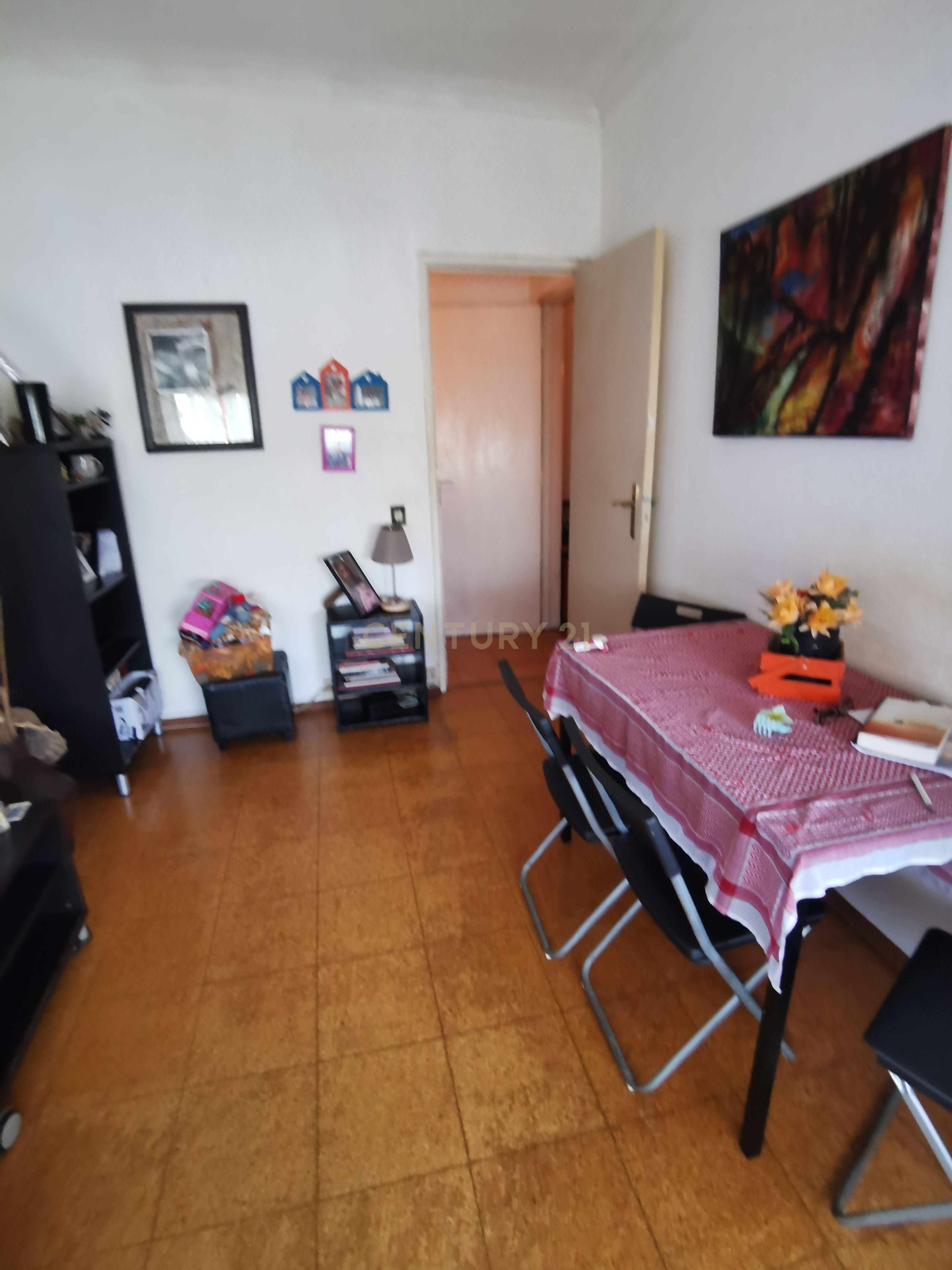 Apartamento T1 em Oeiras: Localização Privilegiada e Aconchegante - Image 2