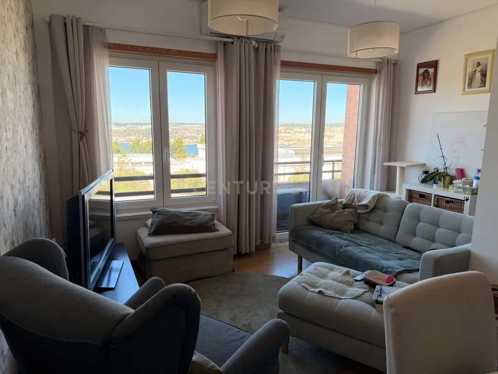 Apartamento T2 com Vista Fantástica sobre o Rio Tejo, Estacionamento e Arrecadação – Caparica, Almada - Image 6