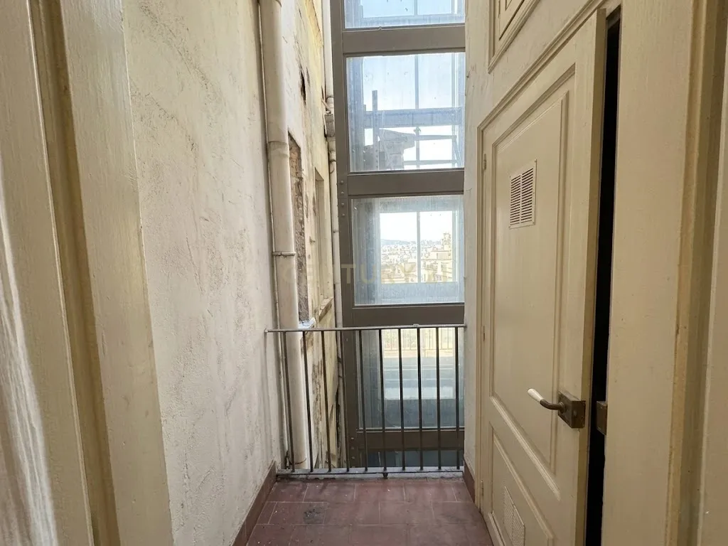 Apartamento renovado de 2 quartos junto ao Porto de Barcelona - Image 18