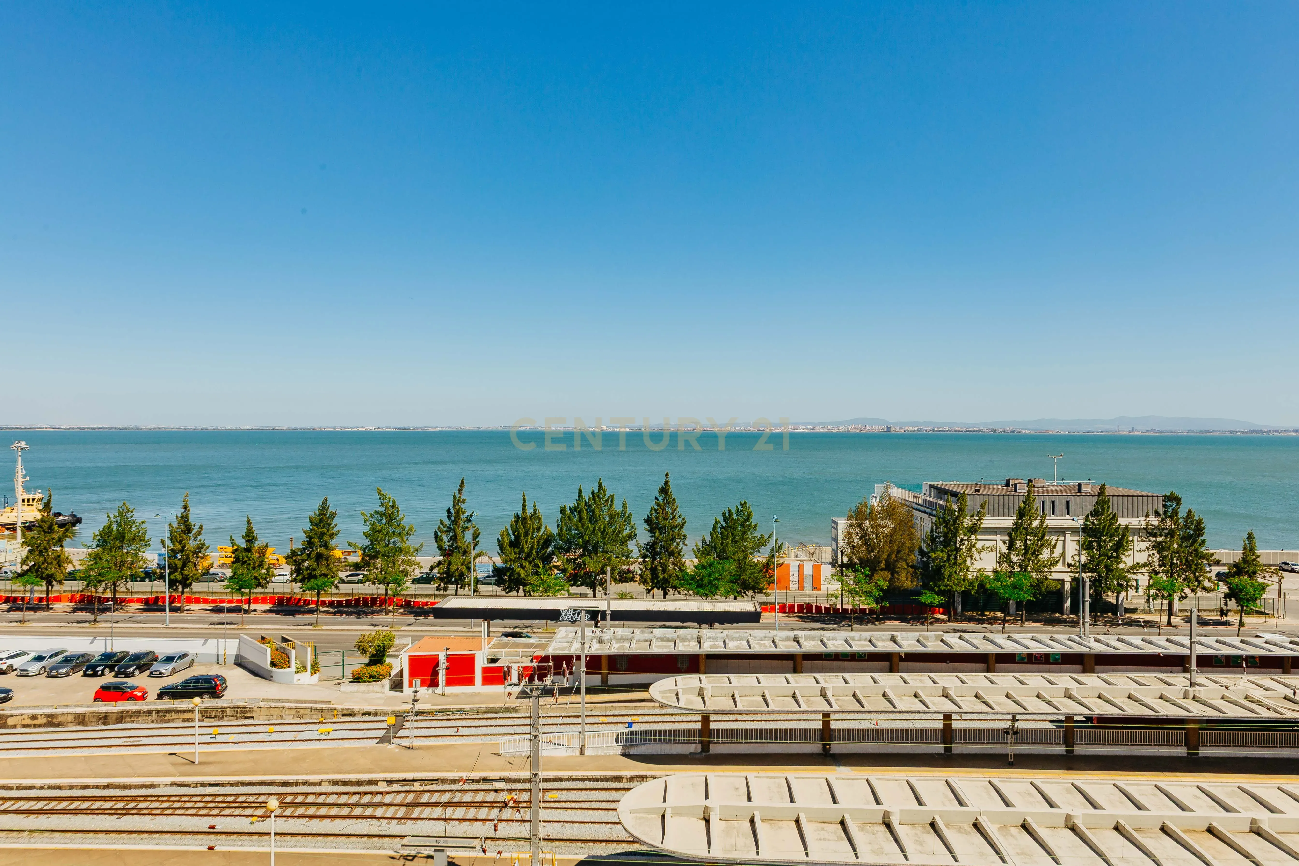 Apartamento T3 Renovado com Vista Rio em Santa Apolónia – Viva no Coração de Lisboa - Image 14