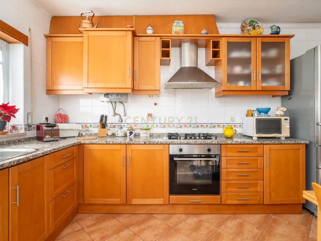 Moradia T4 com sótão versátil e excelentes acessos – uma oportunidade única - Image 7