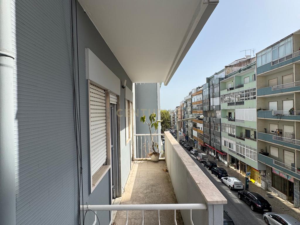 Apartamento T4 em Almada em frente ao metro de superfície! - Image 17