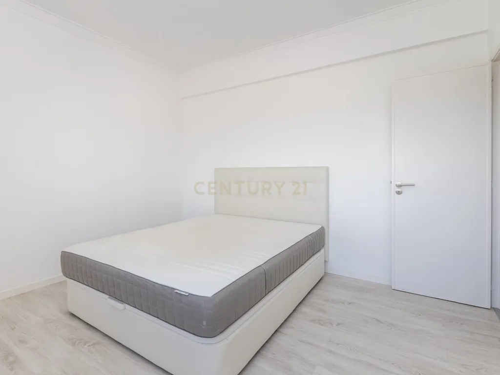 Apartamento T3 para arrendamento - 5 piso c/elevador - Amora - Image 17