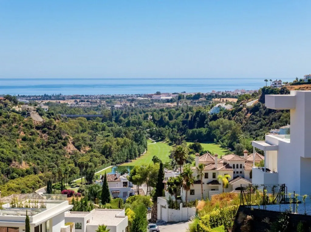 Terreno excepcional com 1.812 m² na prestigiada zona de Lomas de La Quinta, Benahavís - Image 1