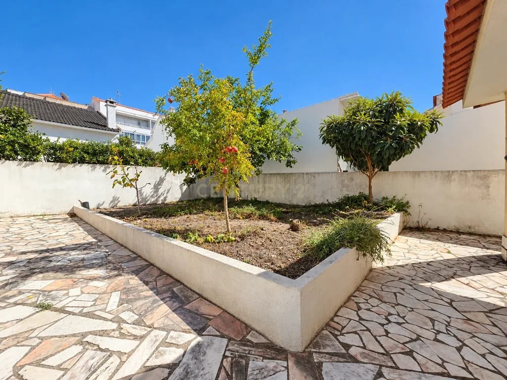 Encantadora moradia independente no centro da Quinta do Conde, com jardim, garagem e anexos, perto de todas as comodidades - Image 13