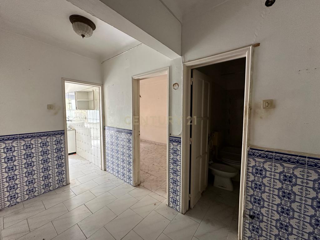 Apartamento T1 para Remodelação – Praça do Brasil, Setúbal - Image 2
