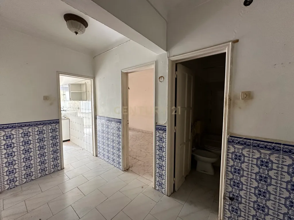 Apartamento T1 para Remodelação – Praça do Brasil, Setúbal - Image 2