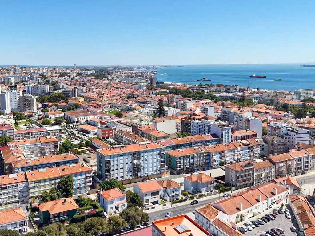 Apartamento Renovado com Vista Mar em Setúbal - Image 28