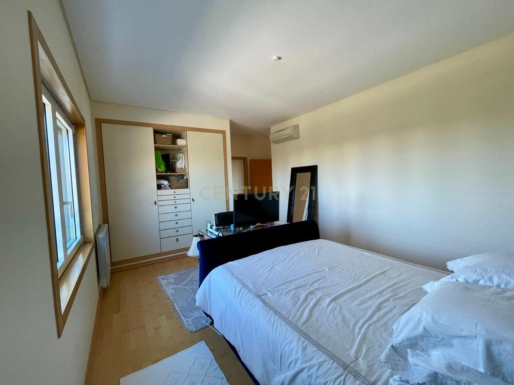 Excelente Apartamento T3 com 185 m² para Arrendamento em Telheiras – Rua António Quadros - Image 15
