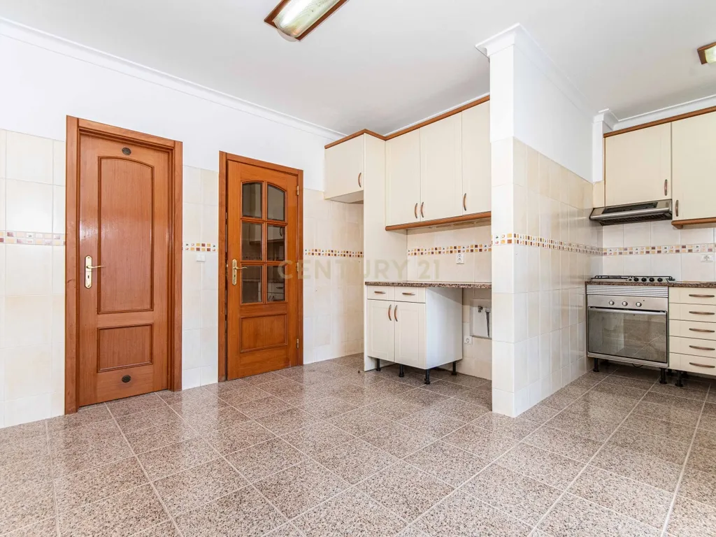 Espaçoso Apartamento T2 Póvoa da Galega com Terraço e Vista Desafogada - Image 26