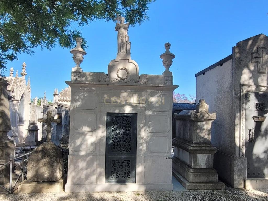 Jazigo Familiar com 8 Lugares | Cemitério do Alto de São João - Image 2