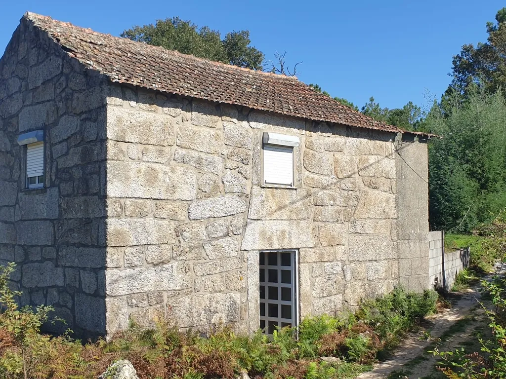 Moradia T3 +2 + Terreno Rústico de 3.700m2 em Fornos de Algodres - Image 4