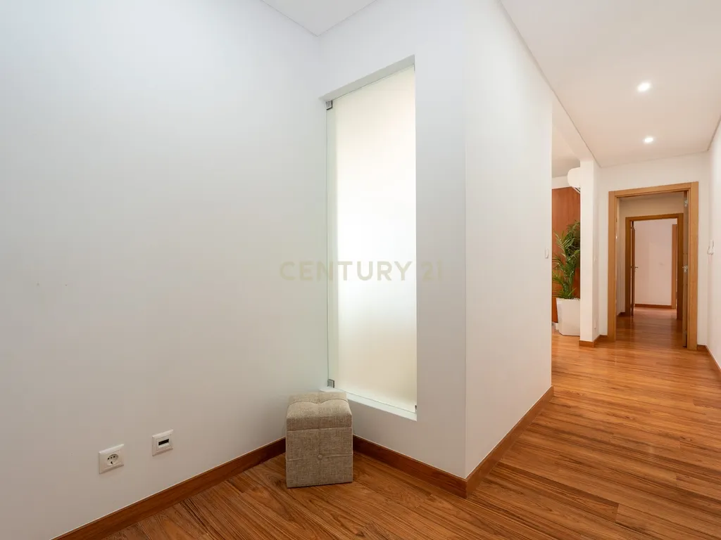 Apartamento de tipologia T3, com 2 varandas, 2 WC e box para 4 viaturas, situado no Jardim da Amoreira - Ramada em Odivelas. - Image 5